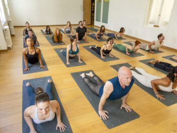 Le Yoga Ashtanga : Un Chemin Vers la Force et la Paix Intérieure
